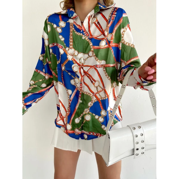 renk, şekil ve zincir desenli baskılı ipek kadın gömleği